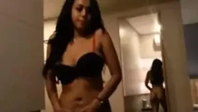 Cewek Bispak Cantik Pasrah Digenjot Kasur