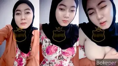 Cewek cakep pamer badan di live cari cuan