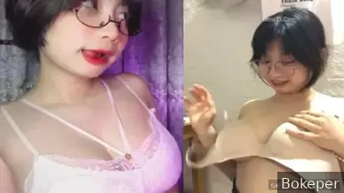 Kamu yang berkacamata chubby suka menunjukkan barang dengan sangat baik.