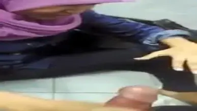 Ukhti Hijab Pink Cantik Isap Batang Pria Crot